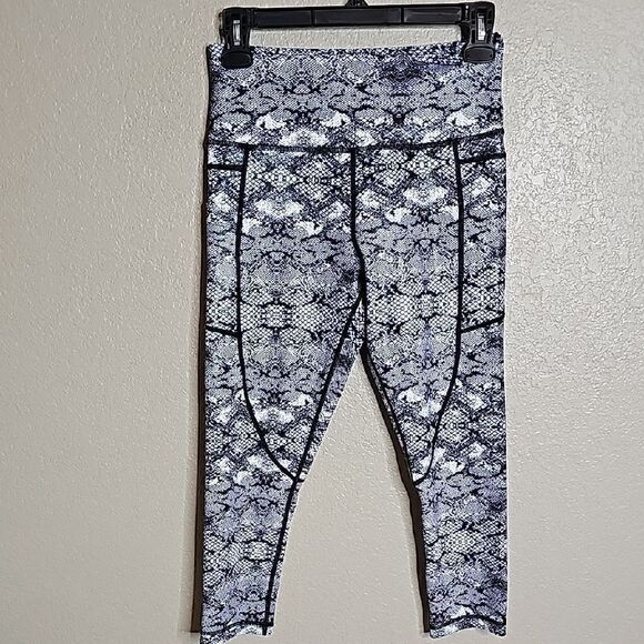 Zyia 4 Snake Shine High-Waisted Snake Print Crop  Leggings - Picture 1 of 5